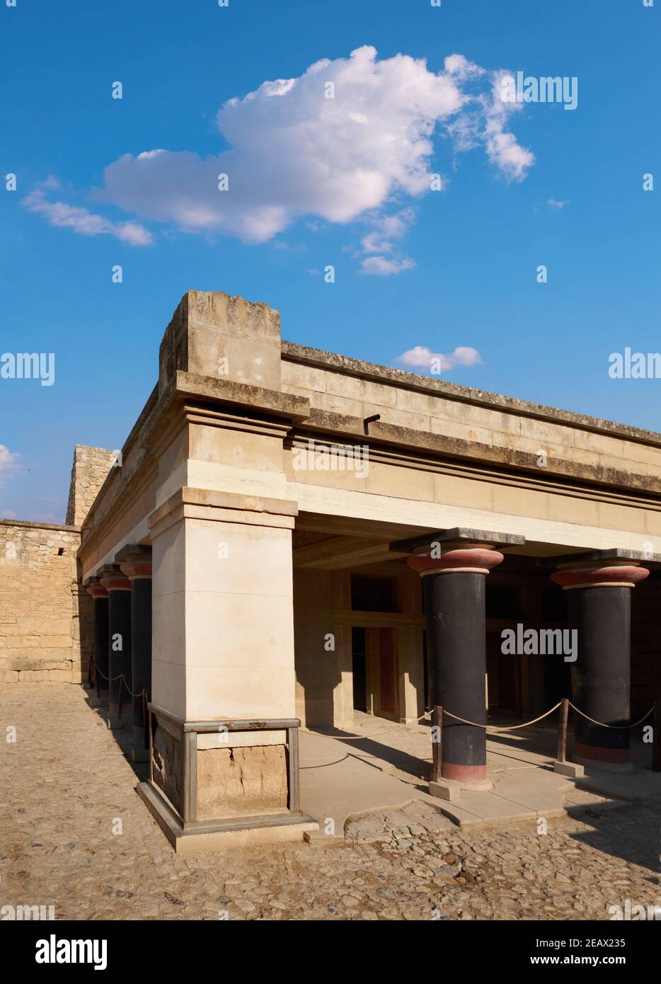Altes Gebäude im Tempel von Cnossos oder Knossos, Kreta, Griechenland, Ruinen des alten Gebäudes mit blauem Himmel hinter. Knossos ist der größte bronzezeitliche Standort auf Stockfoto