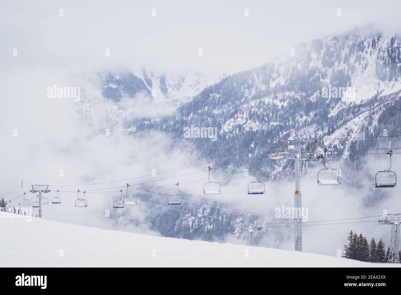 Nebliger Morgen in Les Contamines-Montjoie, Französische Alpen Stockfoto