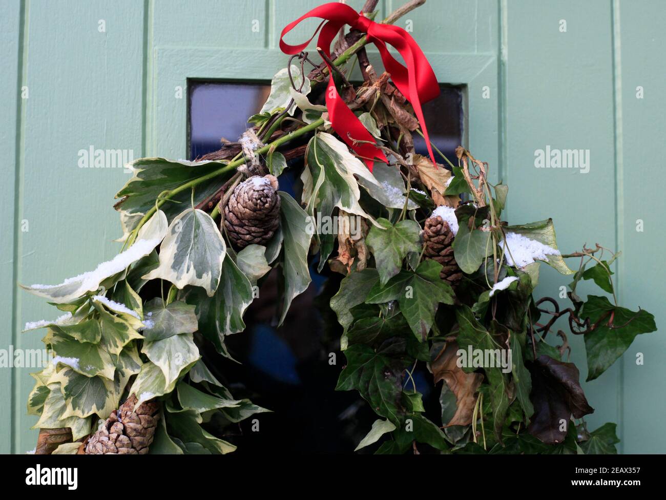 Weihnachtliche festliche Kranz auf grünen Hütte Tür Stockfoto