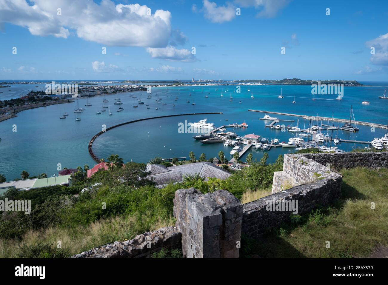 Blick von Fort Louis auf den Marigot Yachthafen, St. Martin, Französische Karibik Stockfoto