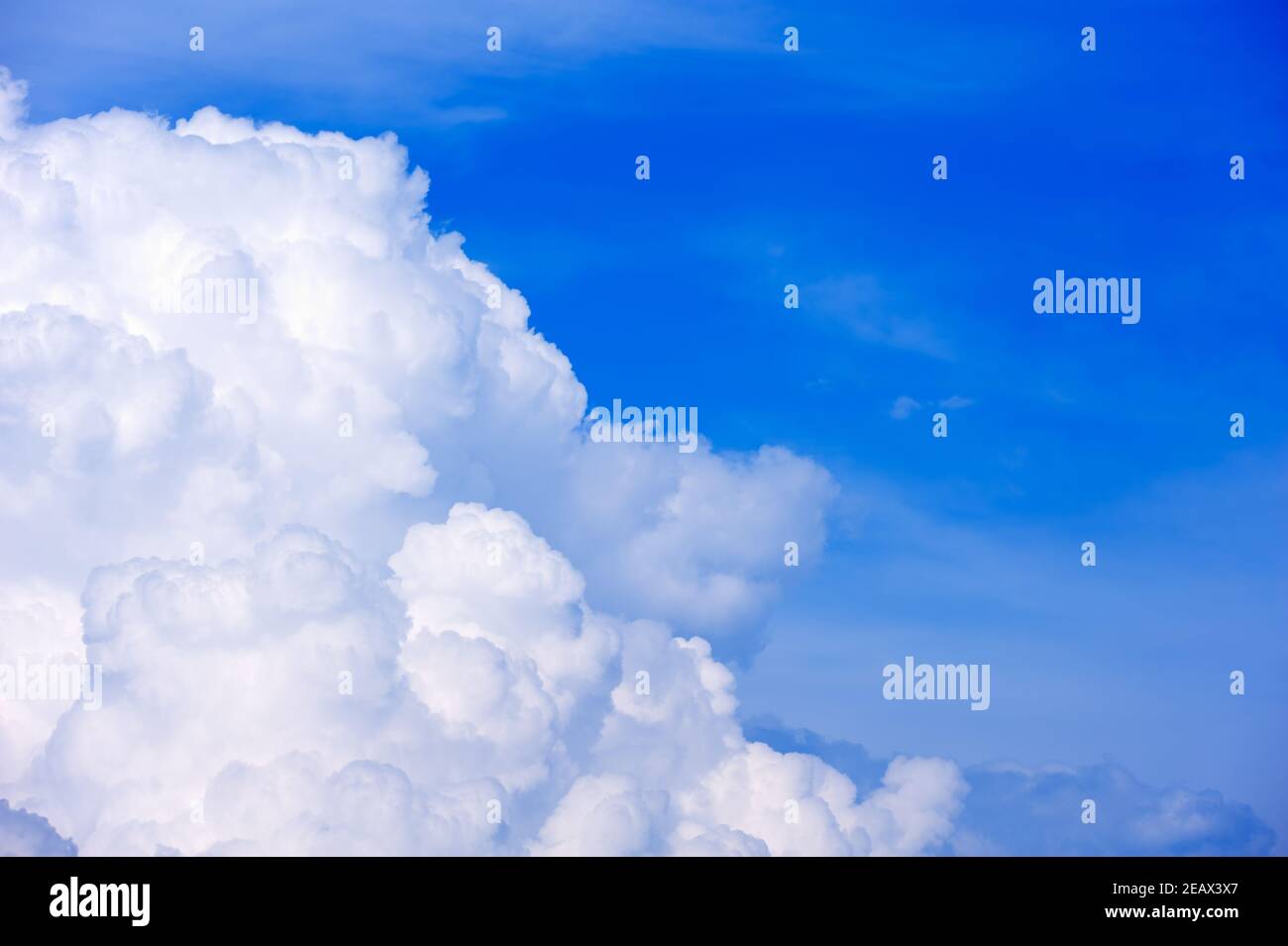 Große weiße Cumulus Wolke wieder blauen Himmel Stockfoto