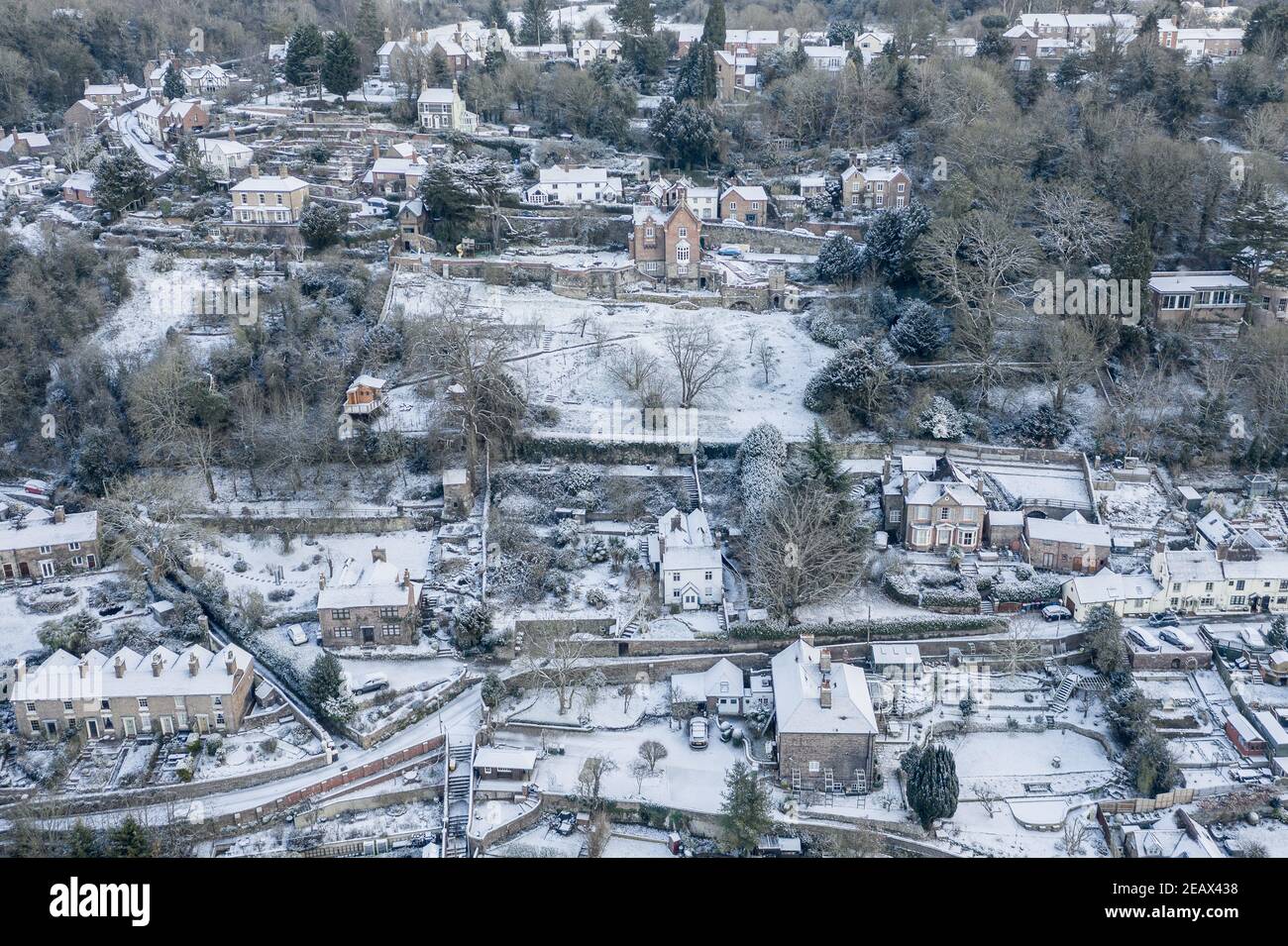 Ironbridge, Shropshire, Großbritannien. 10th Februar, 2021 Schneegestäubte Gebäude im Herzen der Ironbridge Gorge in der Nähe von Telford -Luftaufnahme. Quelle: Eddie Cloud/Alamy Live News. Stockfoto
