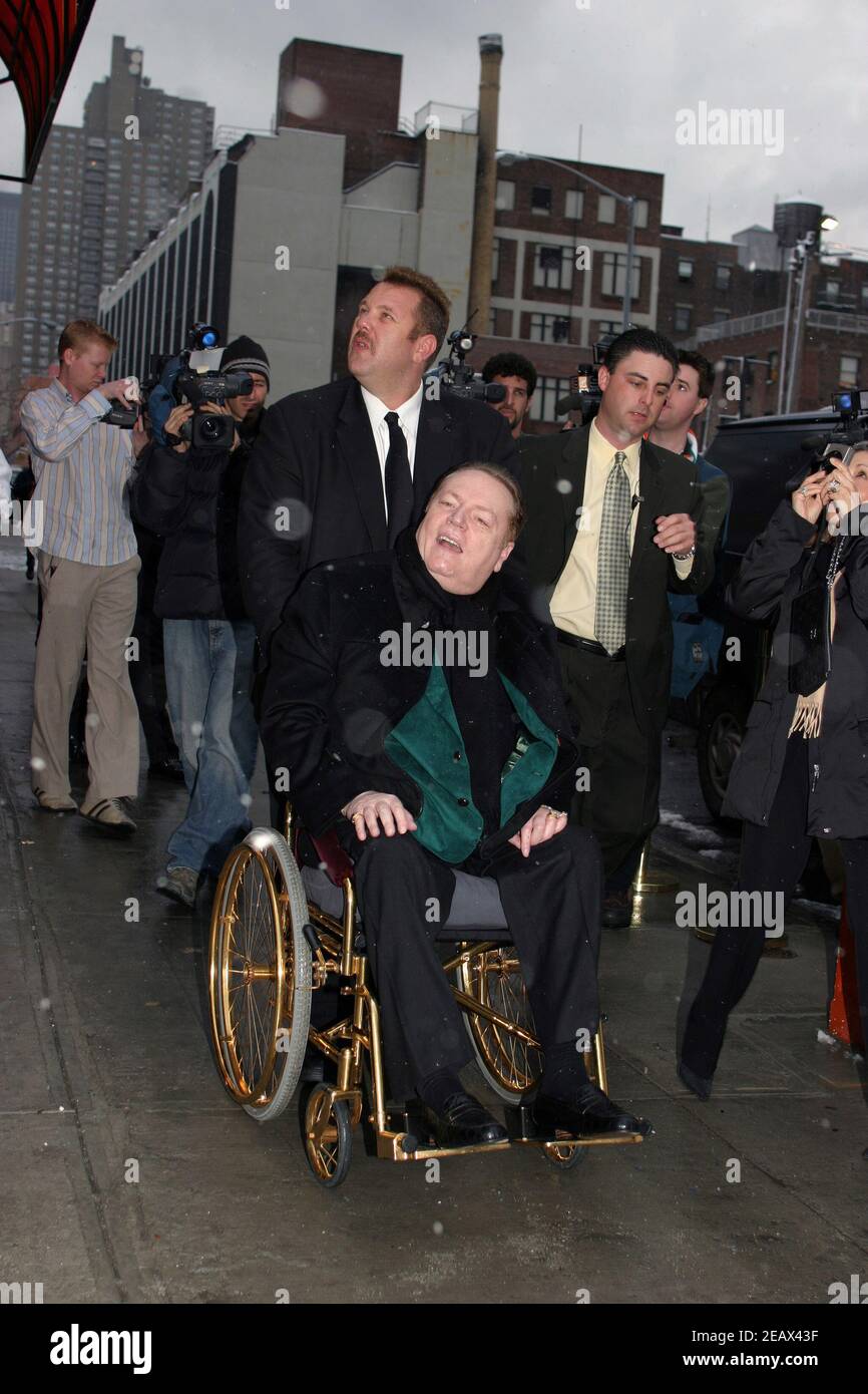 **Datei Foto** Larry Flynt Ist Verstorben. Larry Flynt nimmt an der großen Eröffnung des Hustler Clubs in NYC am 17. März 2004 Teil. Foto von Louis Dollagaray/MediaPunch Stockfoto