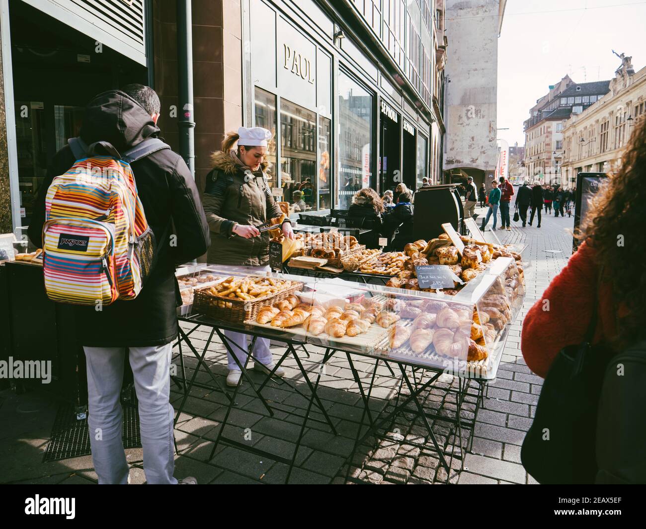 Straßburg, Frankreich - Feb 23, 2018: Street Shopping - Menschen Fußgänger kaufen am Markt Bagels französisch Croissants und andere Bäckereien von Paul Gebäck Laden Boulangeries Stockfoto