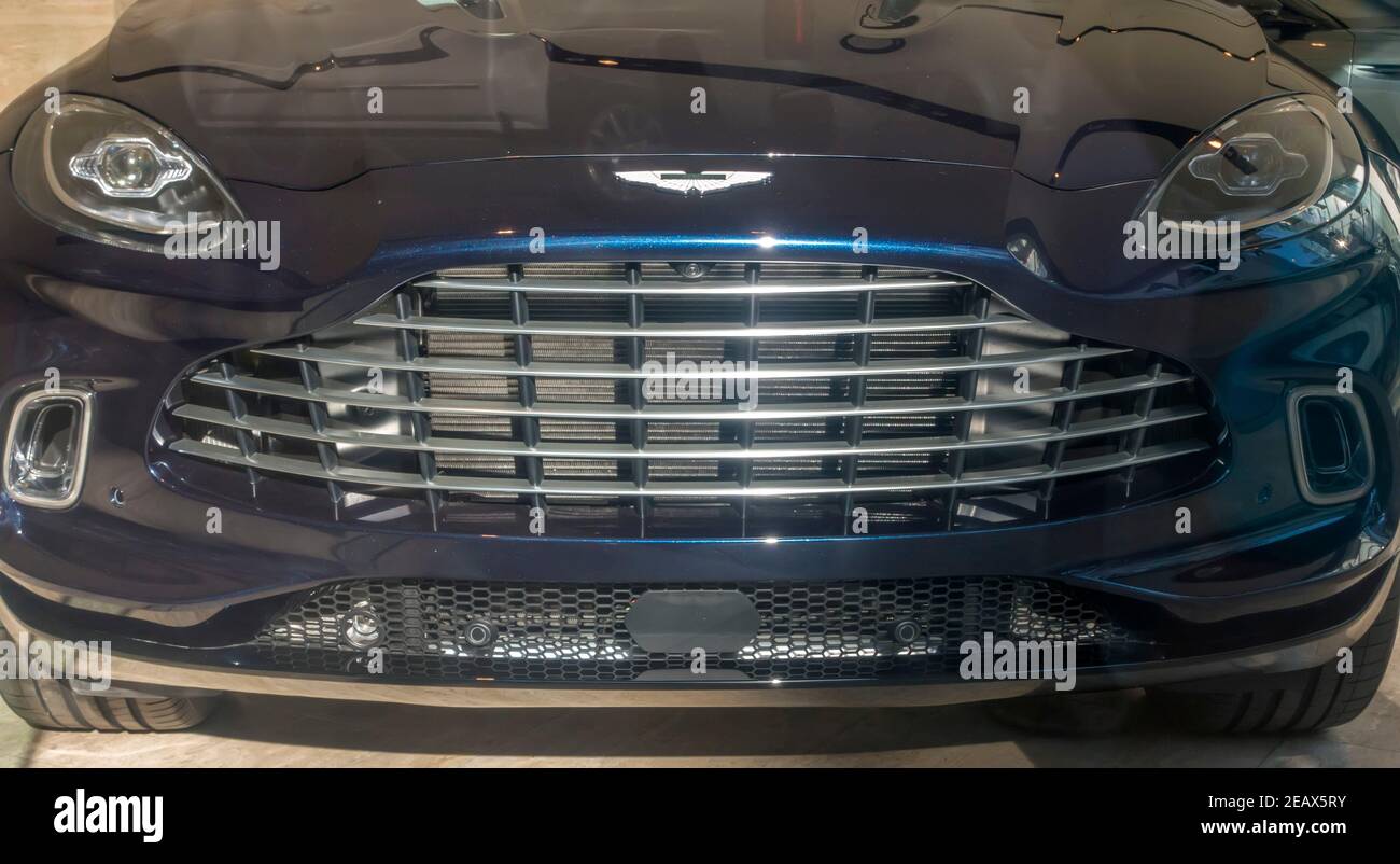 Aston Martin-Abzeichen auf der Vorderseite des Autos Stockfoto