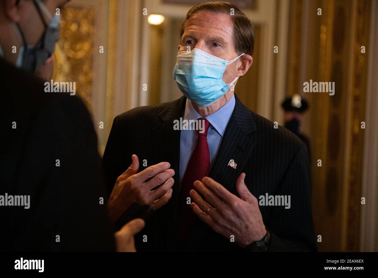 WASHINGTON, DC - 10. FEBRUAR: Der Senator der Vereinigten Staaten, Richard Blumenthal (Demokrat von Connecticut), spricht am zweiten Tag von Trumps zweitem Amtsenthebungsverfahren am 10. Februar 2021 in Washington, DC mit Reportern im Senatsaufnahmeraum. Heute ist der zweite Tag in Trumps zweitem Amtsenthebungsverfahren, in dem er Bemerkungen ansprach, die er vor dem Aufstand des US-Kapitols am 6. Januar gemacht hatte. Quelle: Brandon Bell - Pool via CNP - Nutzung weltweit Stockfoto