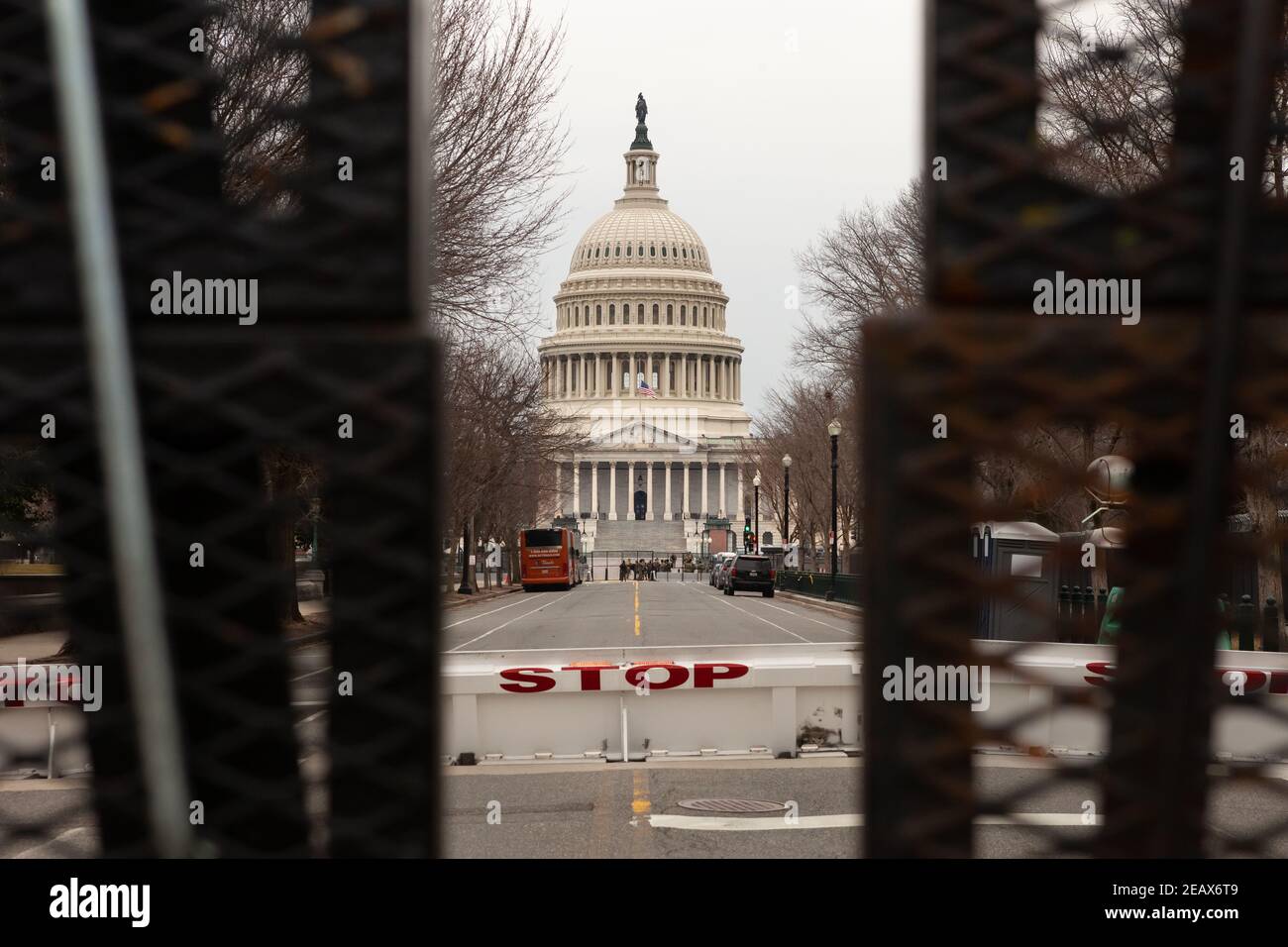 Washington, DC, USA, 10. Februar 2021. Im Bild: Am 2. Tag von Trumps zweitem Amtsenthebungsverfahren sahen die Nordfassade des Kapitols der Vereinigten Staaten und die Kuppel durch ein Tor. Der Zaun wurde nach dem Aufstand im Januar 6 errichtet. Kredit: Allison C Bailey/Alamy Live Nachrichten Stockfoto