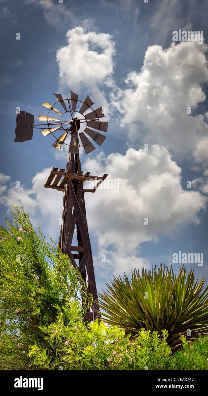 Eine alte Windmühle in Sierra Blanca, TX. Stockfoto