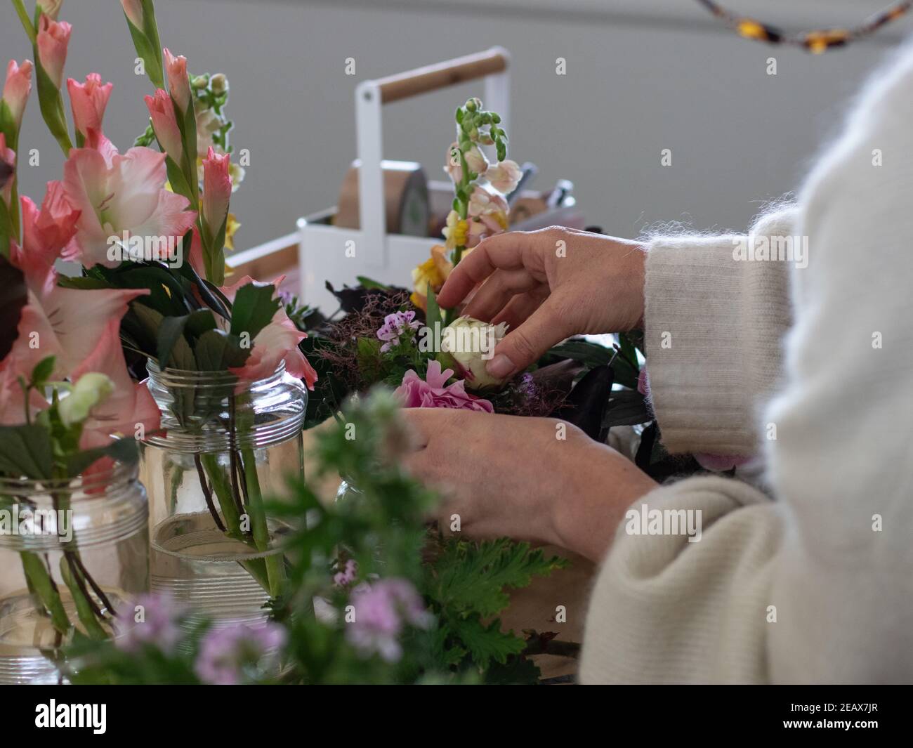 Floristen Hände bei der Arbeit machen einen Blumenstrauß Stockfoto