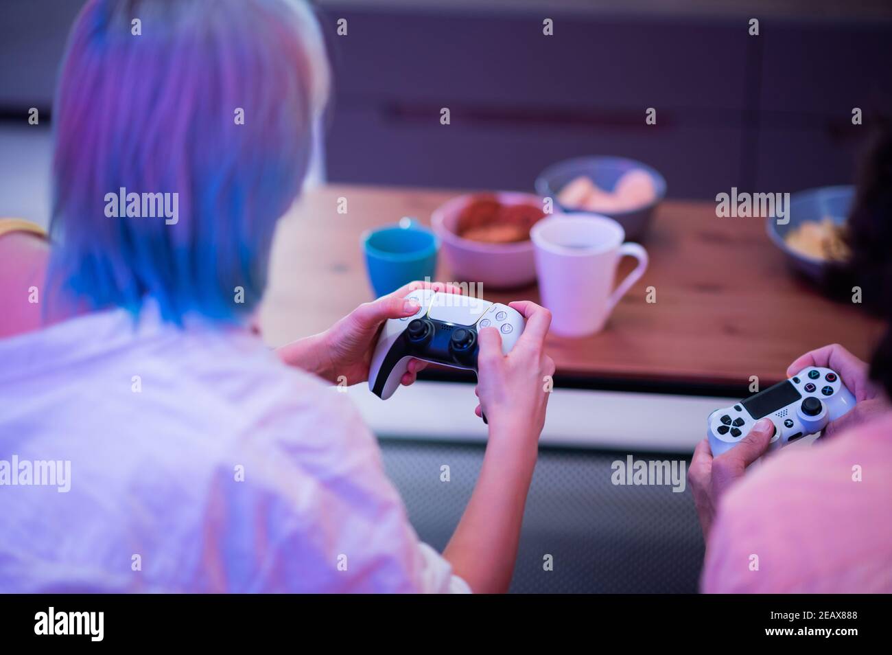 Portrait von emotionalen jungen Paar spielen Videospiel zu Hause. Stockfoto