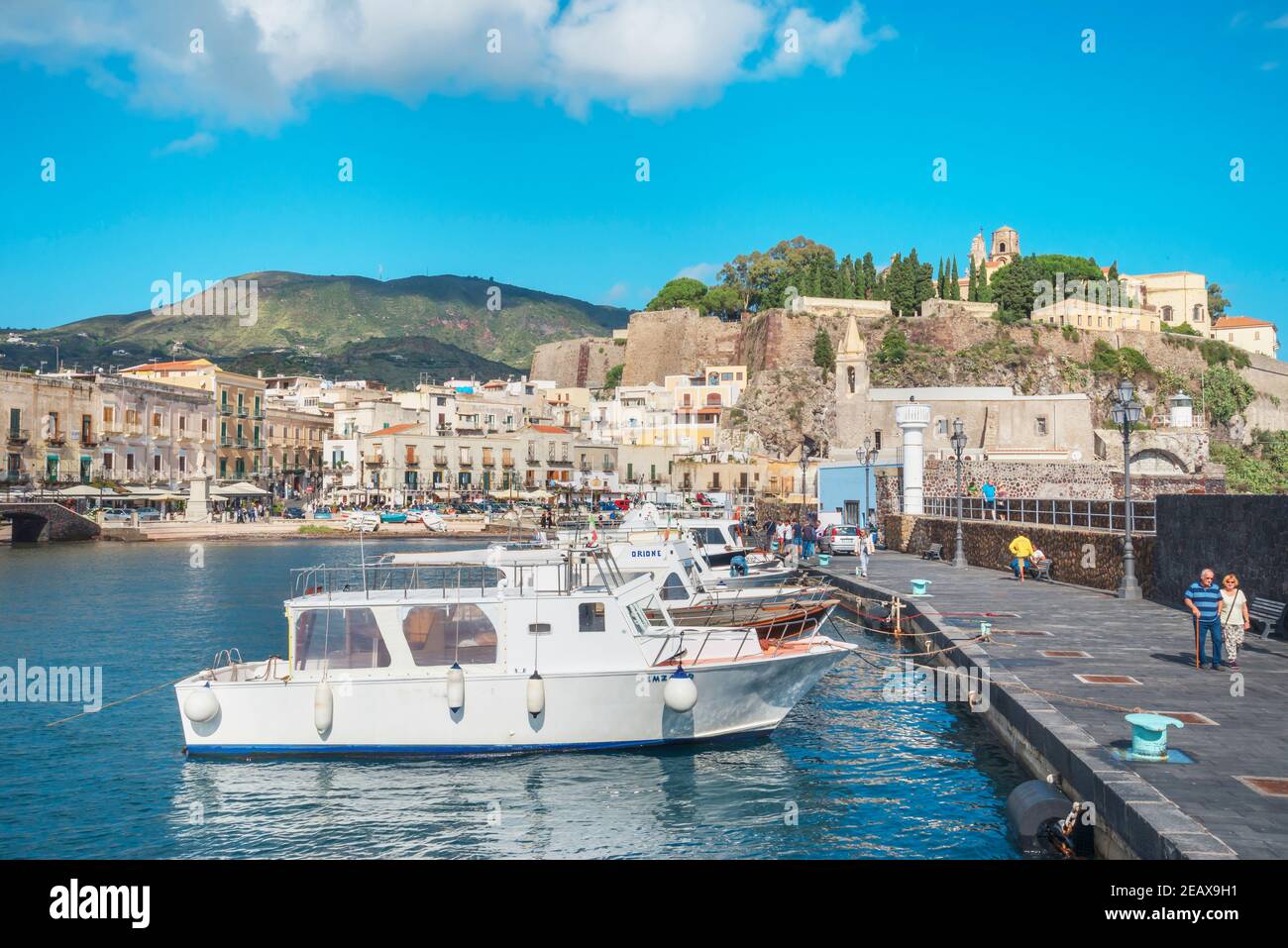 Marina Corta Hafen, Lipari Stadt, Lipari Insel, Äolische Inseln, Sizilien, Italien Stockfoto