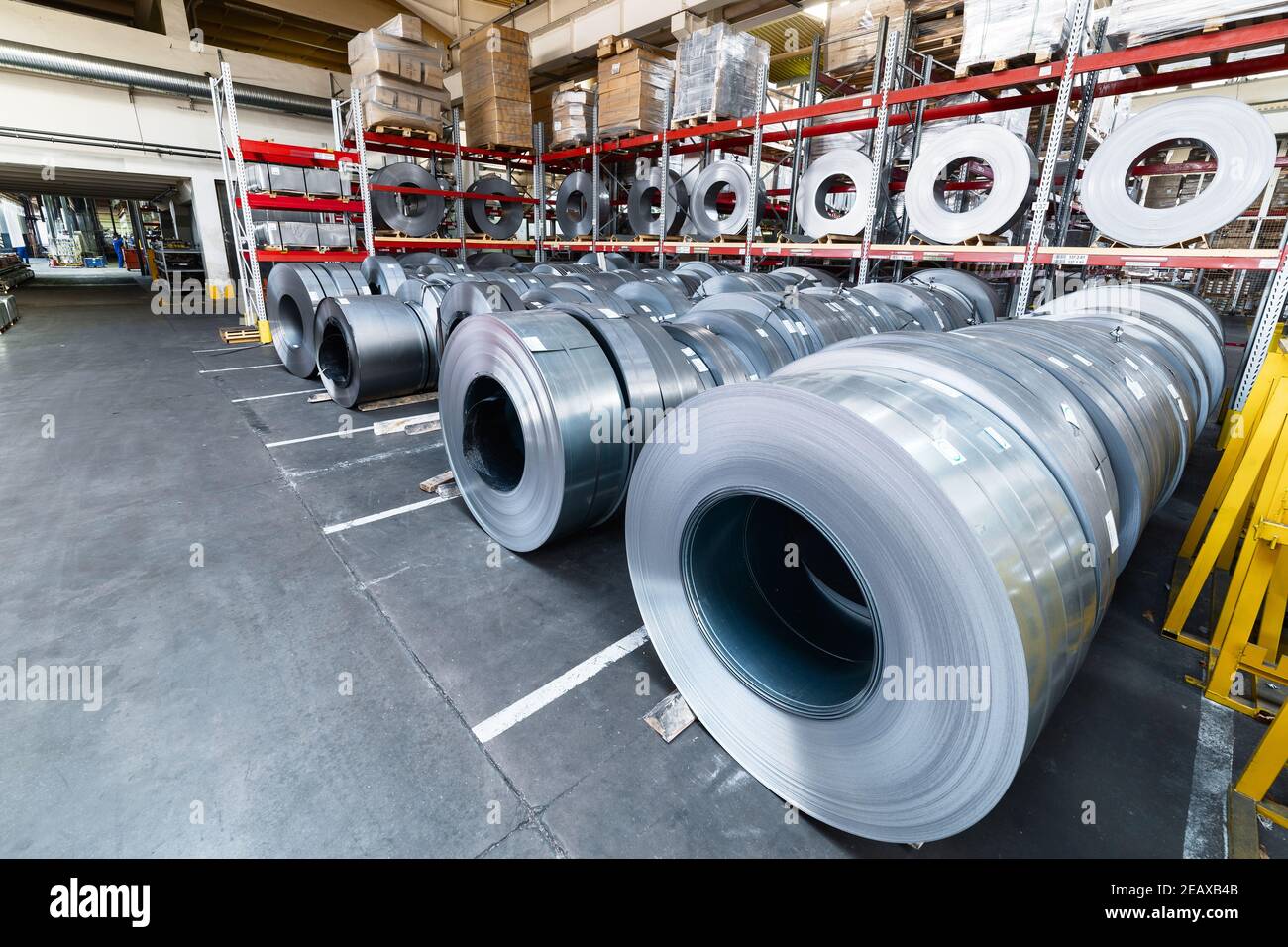 Mehrstufiges Rack mit Blechrollen. Internes Rohmateriallager Stockfoto