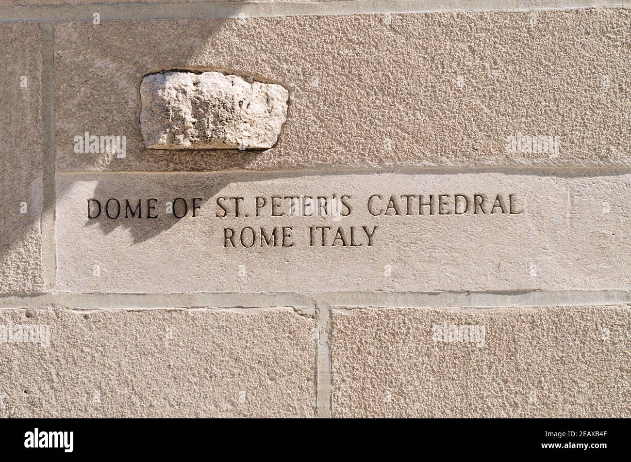 Im Sockel des Tribuneturms befindet sich ein Stück aus der Petersdom in der Vatikanstadt. Stockfoto