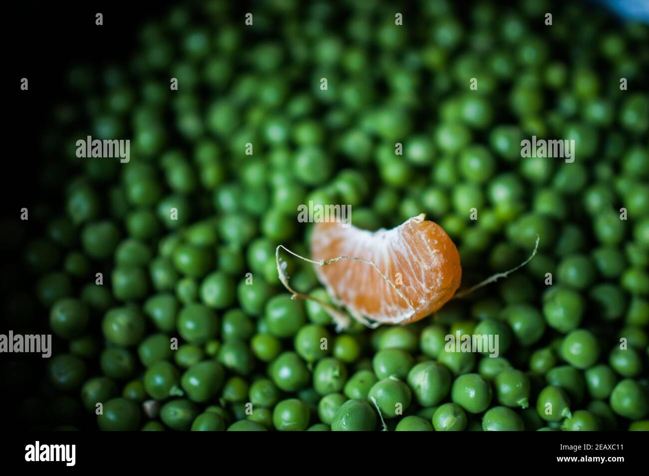 Nahaufnahme von Orange auf grünen Erbsen Stockfoto