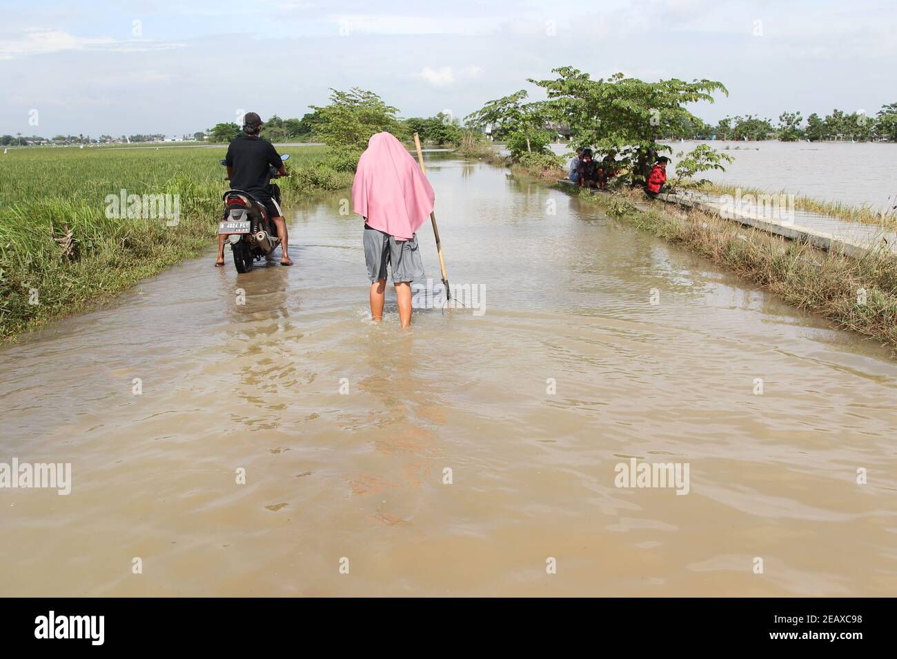 Karawang, West-Java, Indonesien. Februar 2021, 10th. Aktivitäten der Bewohner, als ihre Wohngebiete und Reisfelder am 11. Februar 2021 im Dorf Karangligar, Karawang, West-Java, überflutet wurden. Die Überschwemmung, die 275 Hektar Land einschließlich Dörfer und Reisfelder mit einer Höhe von 2 bis 3 Metern traf, war eine Folge des Überflusses von zwei Flüssen, dem Cibeet und dem Citarum. Quelle: Dasril Roszandi/ZUMA Wire/Alamy Live News Stockfoto