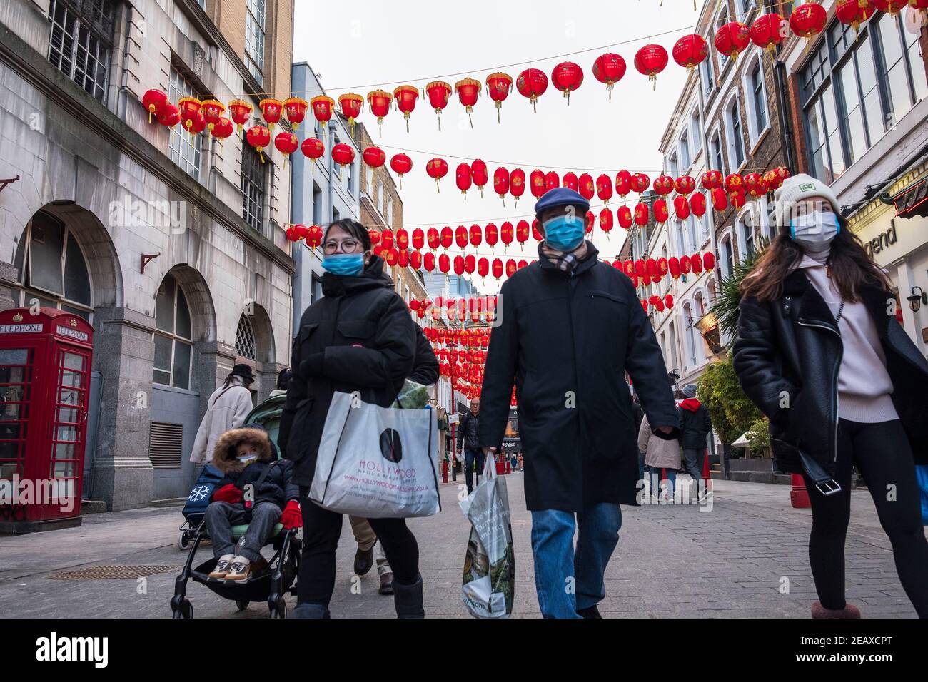 London, Großbritannien. Februar 2021, 10th. Menschen mit Gesichtsmaske als Vorsichtsmaßnahme gegen Coronavirus, gesehen rund um China Town in London, Großbritannien am 10. Februar 2021. Das chinesische Neujahr ist das größte Festival in Asien. Jedes Jahr kommen Hunderttausende von Menschen ins Londoner West End, um eine farbenfrohe Parade, kostenlose Bühnenaufführungen und traditionelle chinesische Gerichte zu genießen und sich gegenseitig "Xin Nian Kuai Le" (auf Mandarin) oder "San Nin Faai Lok" (auf Kantonesisch) zu wünschen. Aufgrund nationaler Sperrbeschränkungen können die Menschen Londons chinesische Neujahrsunterhaltung genießen Stockfoto