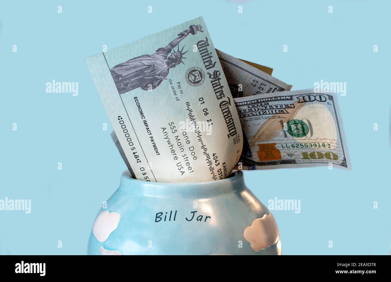 Ein Bill jar hält Geld und eine wirtschaftliche Wirkung Zahlung, PR Stimulus Check, Hilfe für die amerikanischen Menschen kämpfen durch covid 19 Stockfoto