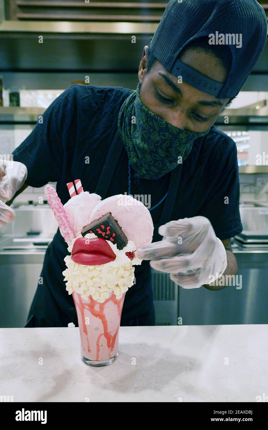 St. Louis, Usa. Februar 2021, 10th. Bar Tender Markeese Ferguson, gilt eine Kirsche auf eine Crazy4You Milch Shake, die er gerade in St. Louis Union Station Soda Fountain in St. Louis am Mittwoch, 10. Februar 2021 gemacht. Das Hamburger-Joint macht das kreative Getränk zum Valentinstag, das Baumwollbonbon, einen Brownie und Wachslippen für zwei umfasst. Foto von Bill Greenblatt/UPI Kredit: UPI/Alamy Live News Stockfoto