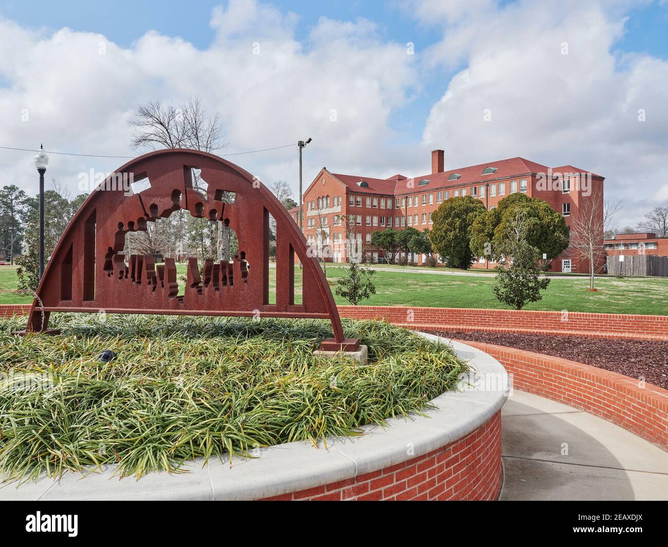 St Jude City Hospital hinter einer Gedenkskulptur für den Selma-Montgomery-März 1965, in Montgomery Alabama, USA. Stockfoto