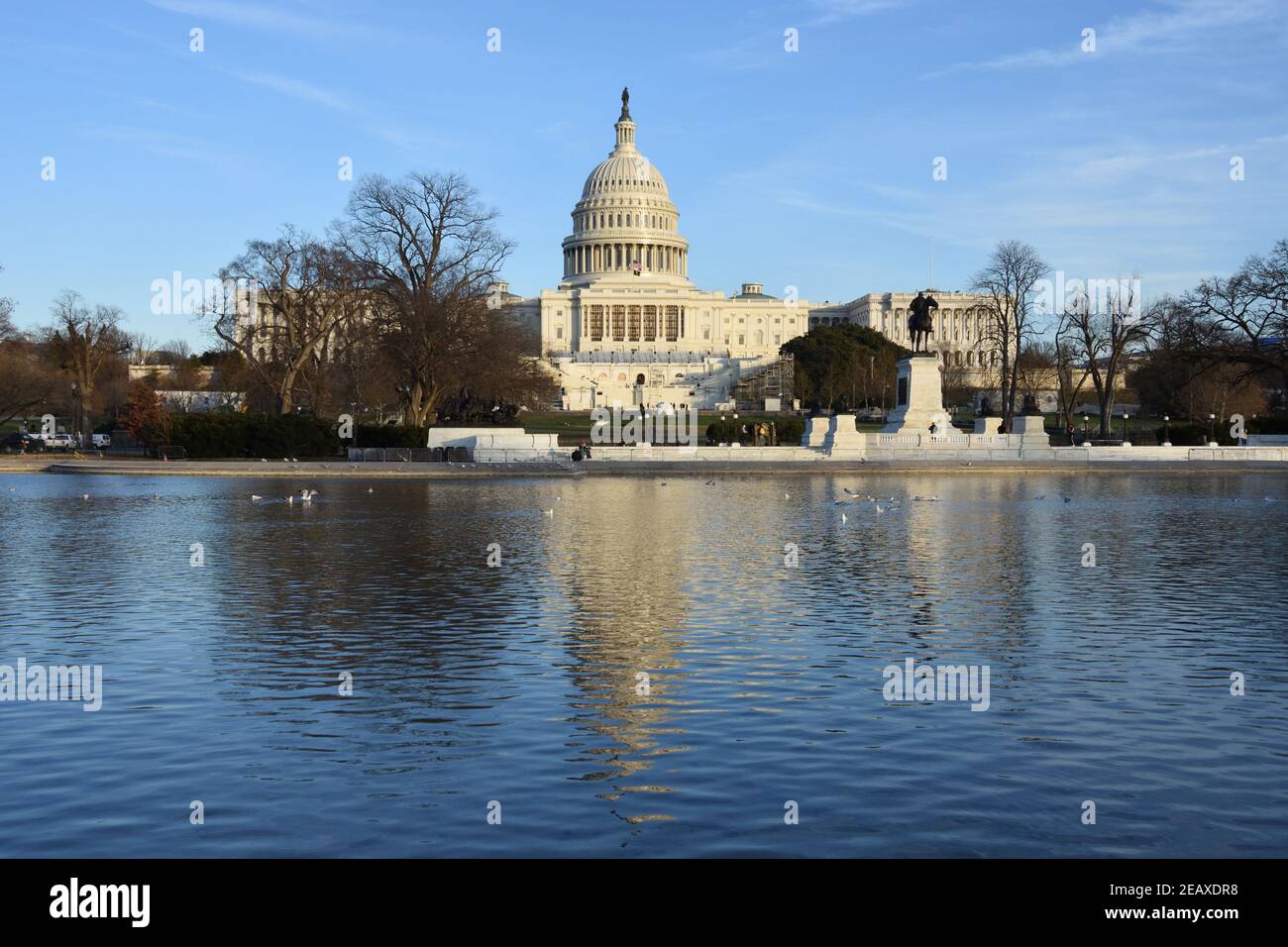 US Capitol Gebäude in Washington DC mit Reflexion über Capital Reflecting Pool. Blauer Himmel Hintergrund. Stockfoto