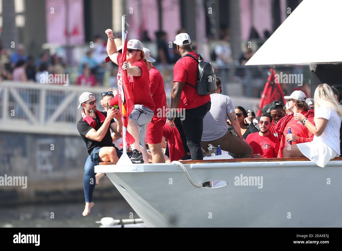 Mittwoch, 10. Februar 2021; Tampa, FL, USA; Tampa Bay Buccaneers Center Ryan Jensen (66) während einer Bootsparade, die die Tampa Bay Buccaneers feiert, die Super Bowl LV Champions sind. (Kim Hukari/Bild des Sports) Stockfoto