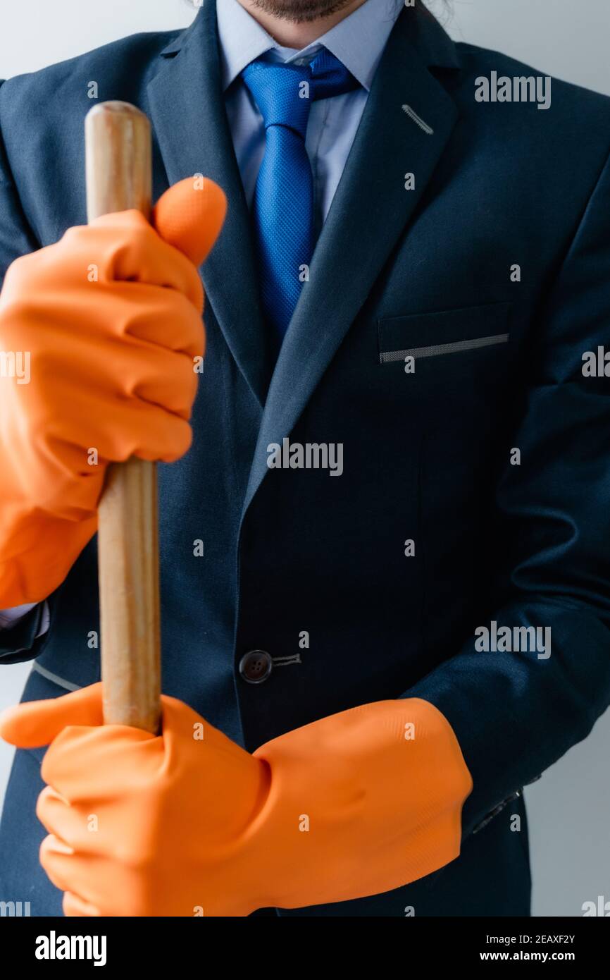 Geschäftsmann in monochromatischem blauen Anzug mit Reinigungsmitteln. Labor Day Stockfoto