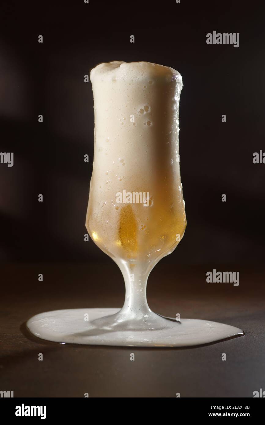 Bier.Bier-Pint Nahaufnahme isoliert auf abstraktem Hintergrund. Cold Craft Light Bier im Glas Stockfoto