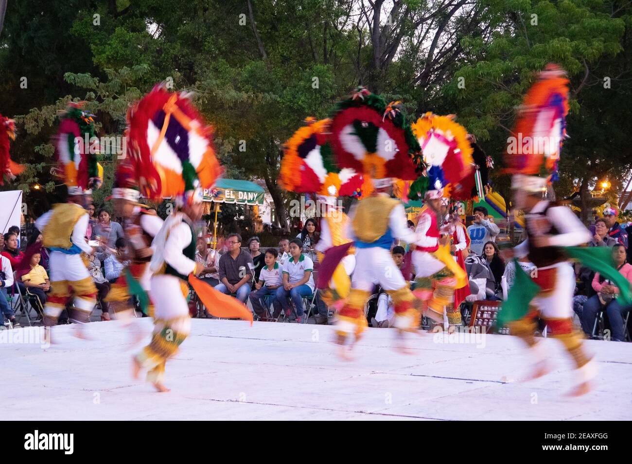 Eine Gruppe von Tänzern auf einer Ausstellung präsentiert verschiedene Indigene Stämme tanzen Bräuche Stockfoto