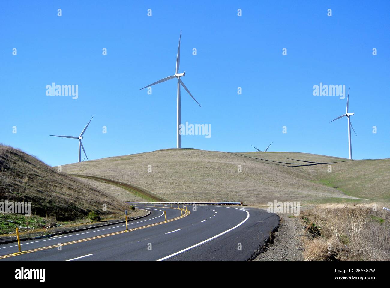 Landschaftsansicht der Vasco Road in Livermore california USA mit Blick auf Windmühle Farm im Hintergrund Stockfoto