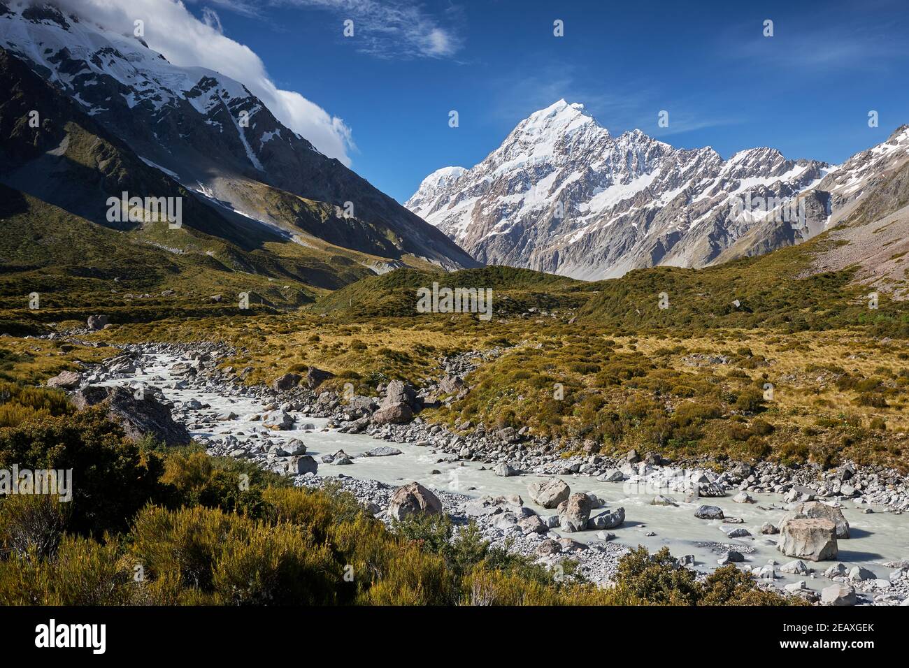 Aoraki Mt Cook vom Hooker River aus gesehen im Hooker Valley, Mt Cook National Park Stockfoto