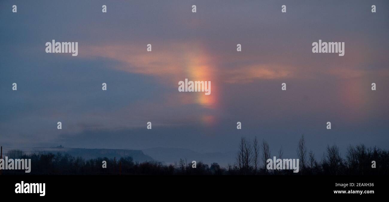 Regenbogen und Sonnenuntergang über Table Rock in der Nähe von Medford, Oregon Stockfoto