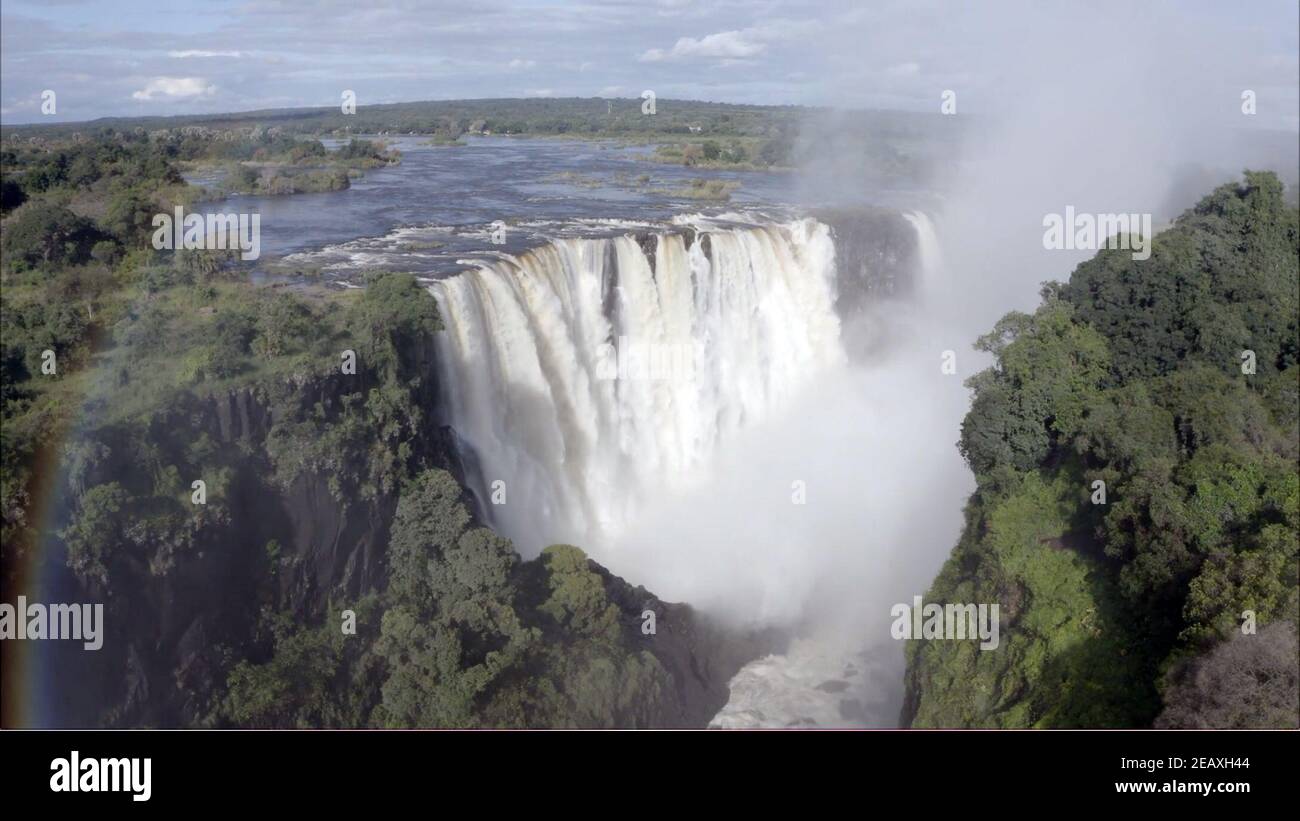 Victoria Falls, Simbabwe. Februar 2021, 04th. Viel Wasser fließt durch die Victoria Falls. Die Victoria Falls, die angeblich ausgetrocknet sind, sind überfüllt mit Wasser, aber der Tourismus bleibt wegen der Pandemie abwesend. (To dpa 'Thundering masses of water at the Victoria Falls - and no one is looking') Quelle: Columbus S. Mavhunga/dpa - ACHTUNG: Nur für redaktionelle Verwendung im Zusammenhang mit der aktuellen Berichterstattung und nur mit vollständiger Erwähnung der oben genannten credit/dpa/Alamy Live News Stockfoto