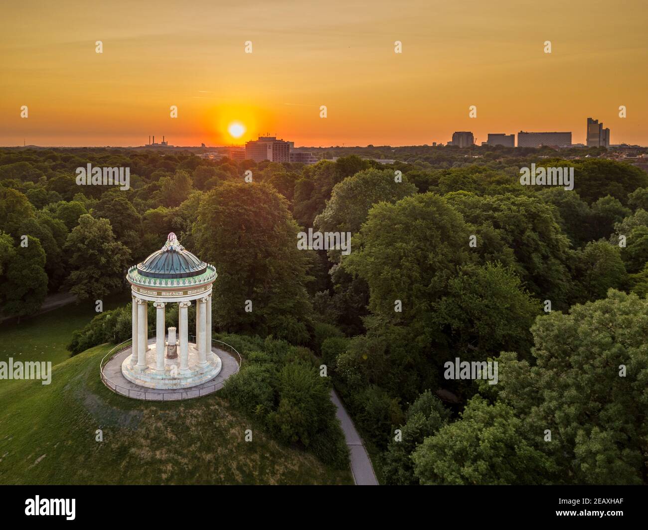 Luftaufnahme bei einem herrlichen Sonnenaufgang im beliebten öffentlichen Park englischer Garten von München, so ein schöner Ort in Bayern, deutschland. Stockfoto