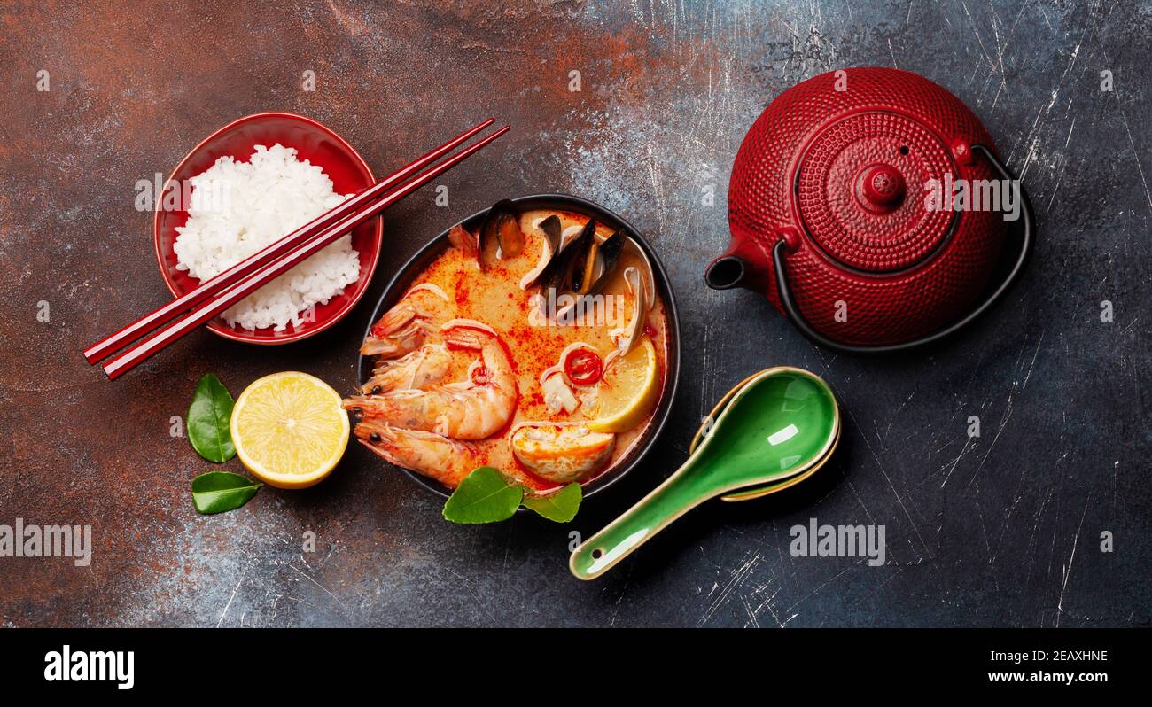 Traditionelle thailändische Suppe Tom Yum Kung mit Meeresfrüchten ...