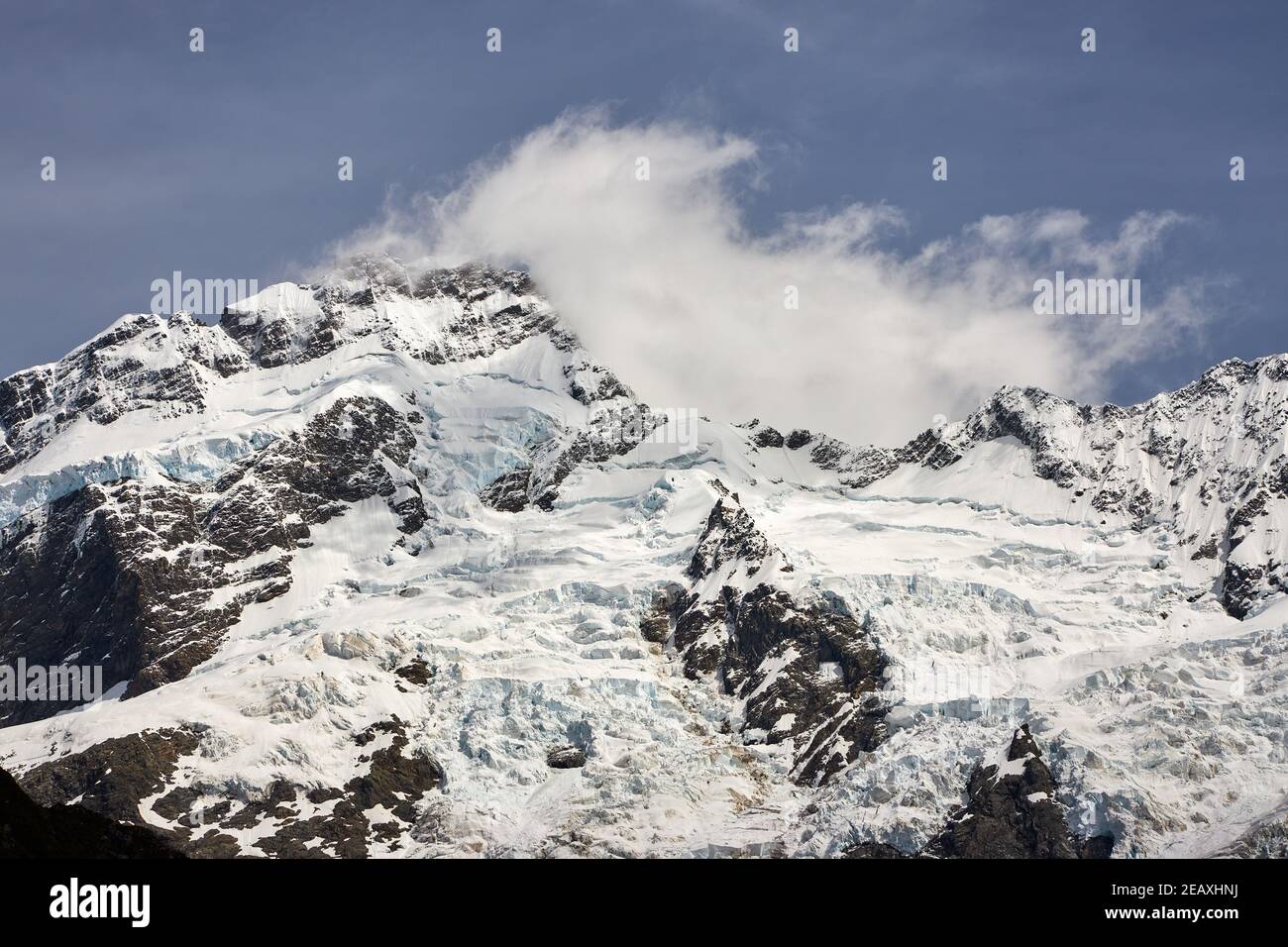 Wolken löschen hängende Gletscher des Mt. Sefton in Mt Cook-Nationalpark Stockfoto