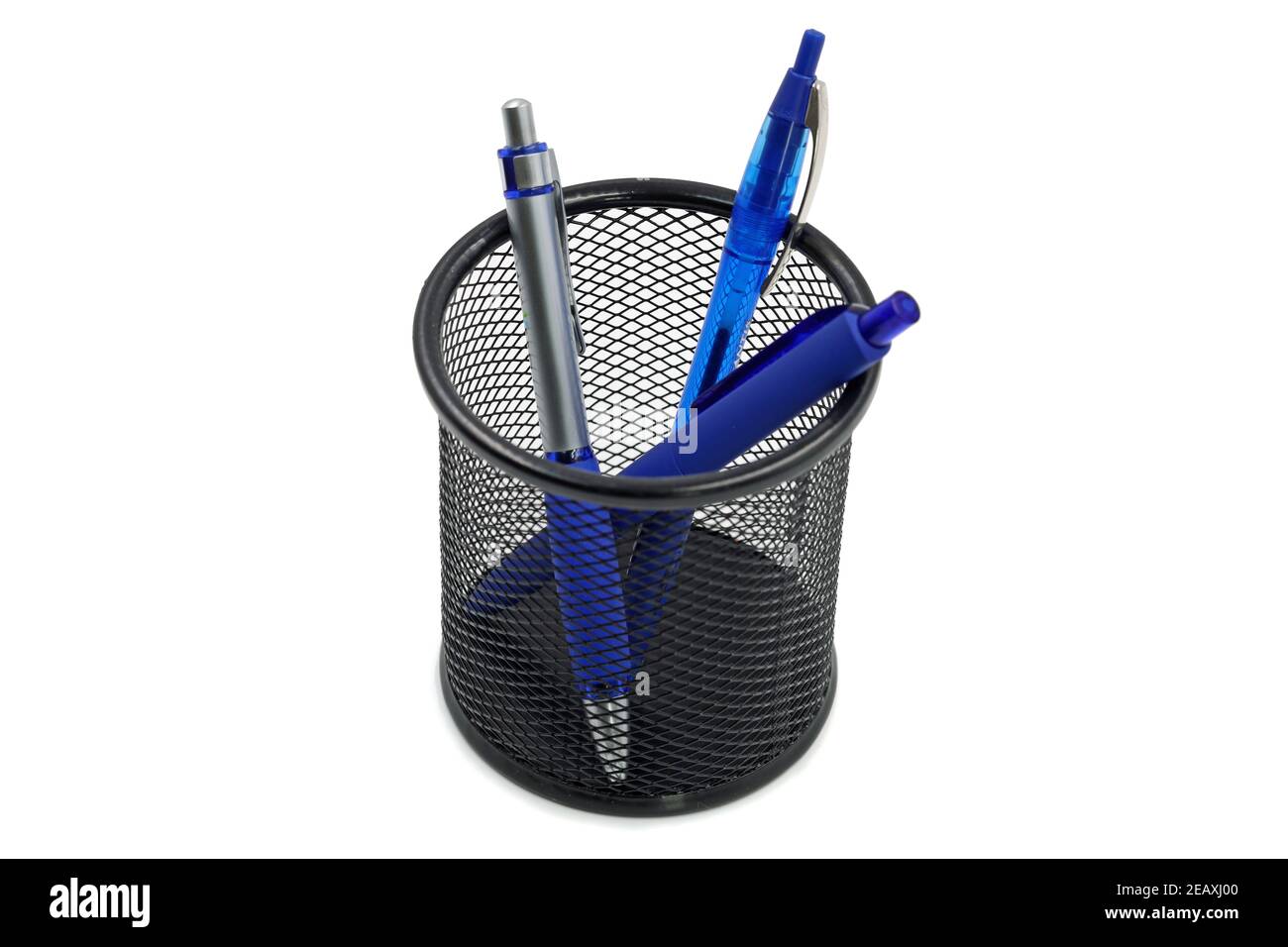 Halter Korb voll mit blauen Kugelschreiber isoliert auf weiß Hintergrund Stockfoto