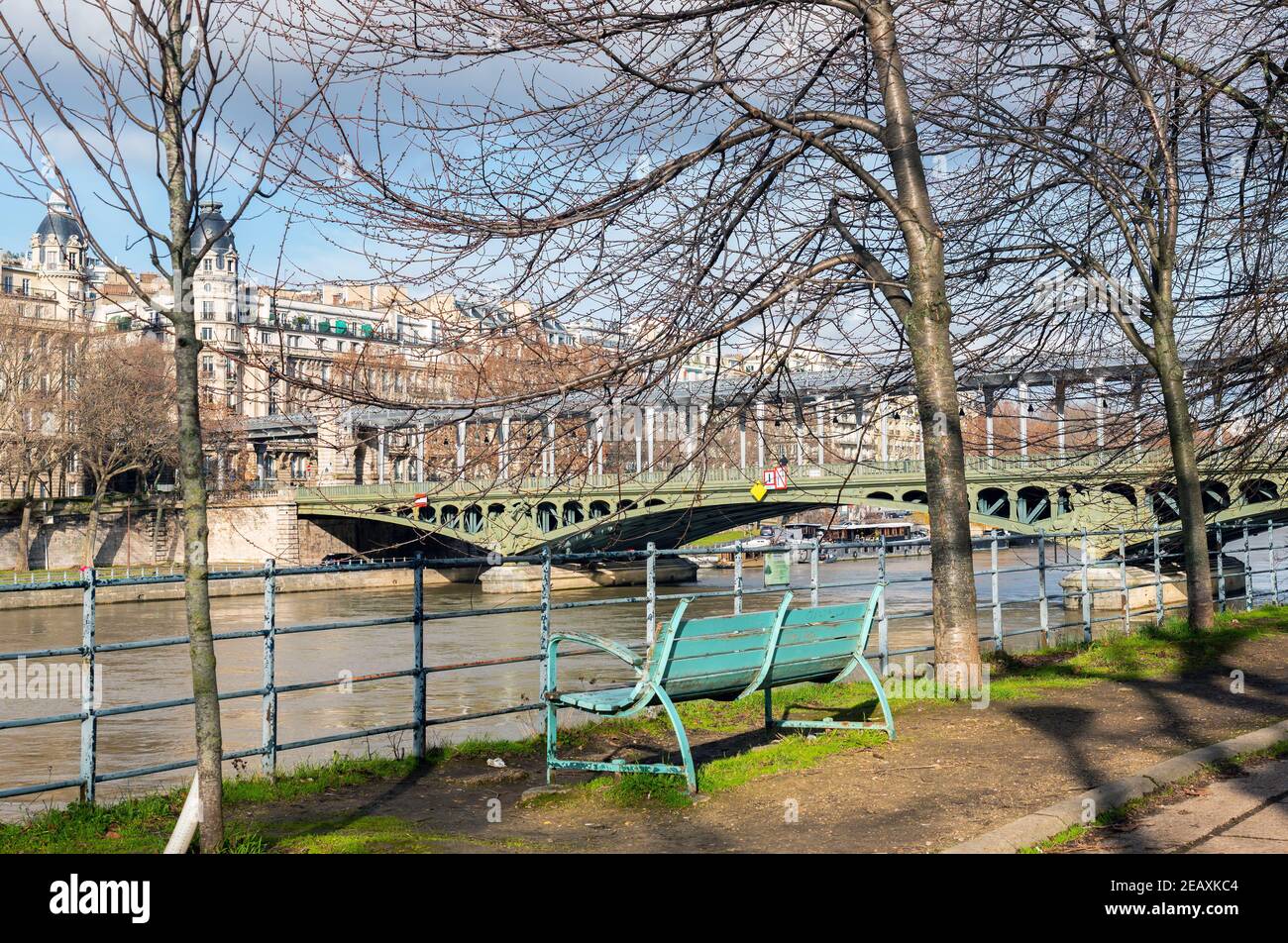 Leere Bank in ile aux Cygnes im Winter - Paris Stockfoto