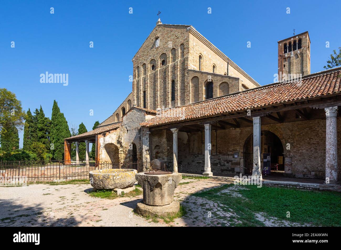 Außenansicht der Kirche Santa Maria Assunta in Torcello, ein bemerkenswertes Beispiel der venezianisch-byzantinischen Architektur, Venedig, Italien Stockfoto