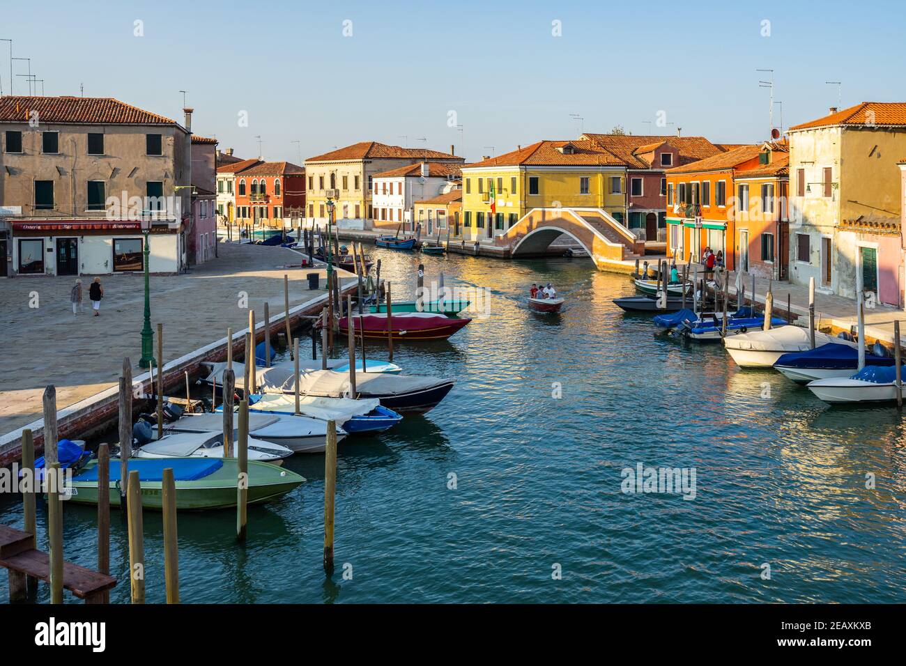 Murano, Venedig, Italien, Sept. 2020. Ein kleines Boot, das auf einem typischen Kanal auf der Insel Murano segelt Stockfoto