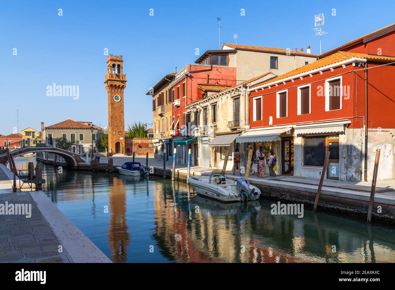 Murano, Venedig, Italien, Sept. 2020. Malerischer Blick auf Murano mit dem ikonischen Uhrenturm, der sich im Kanal widerspiegelt Stockfoto