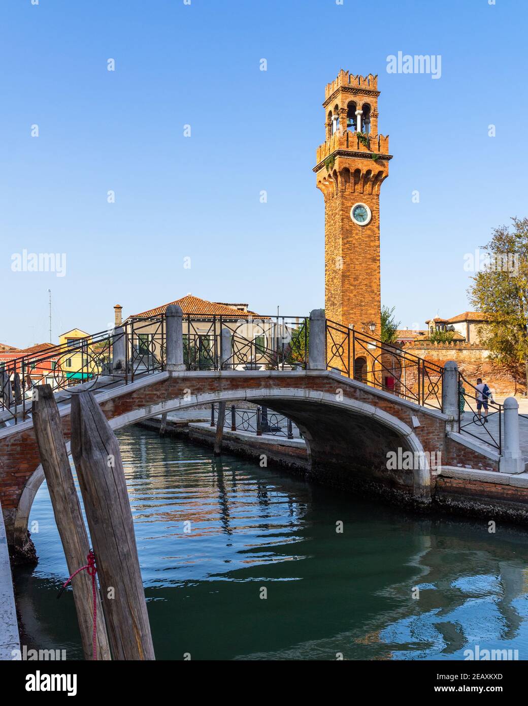 Blick auf Murano mit dem Uhrenturm (Torre dell’Orologio) und einer Fußgängerbrücke, Italien Stockfoto