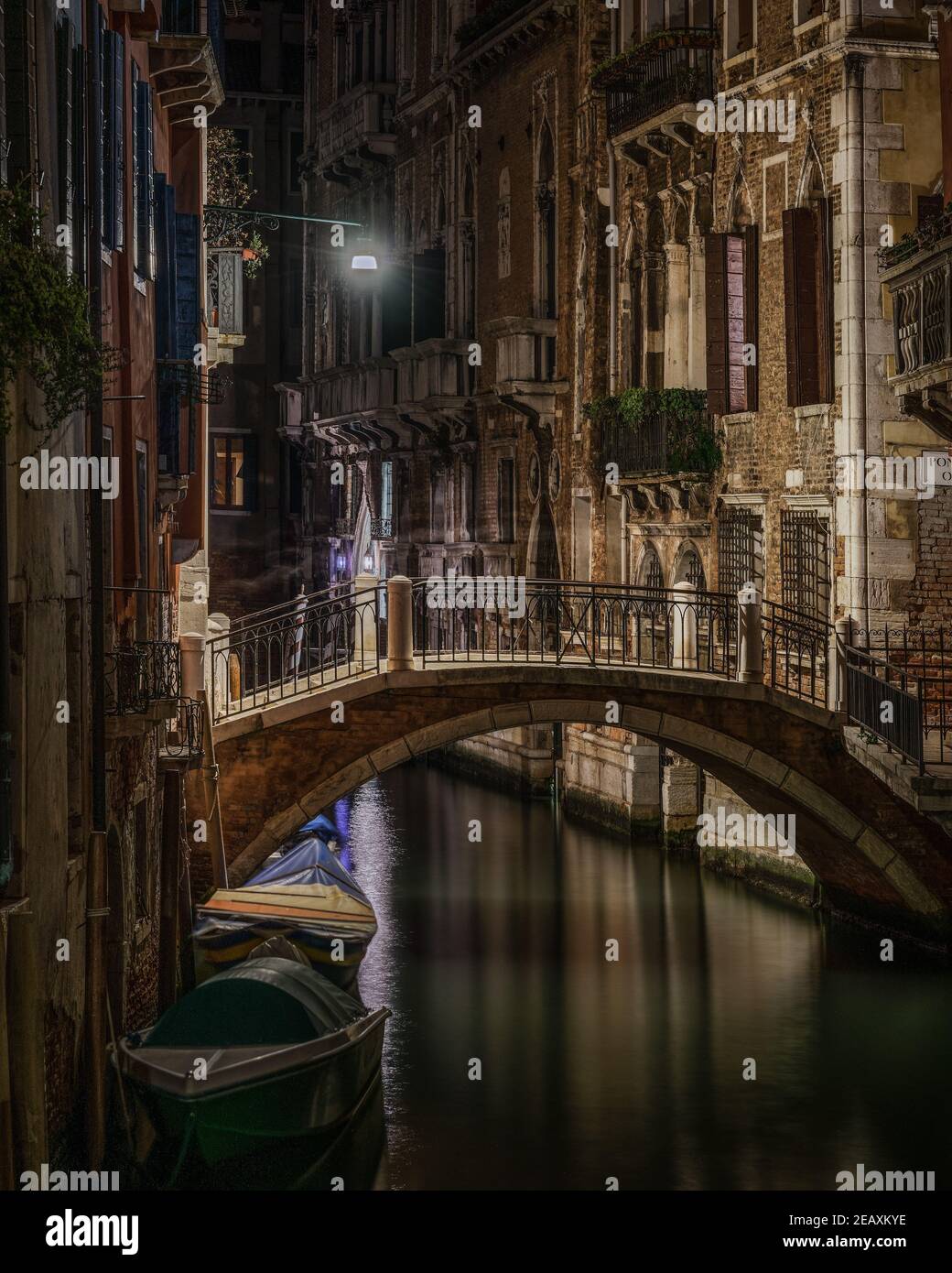 Malerische Nachtansicht eines typischen venezianischen Kanals, Venedig, Italien Stockfoto