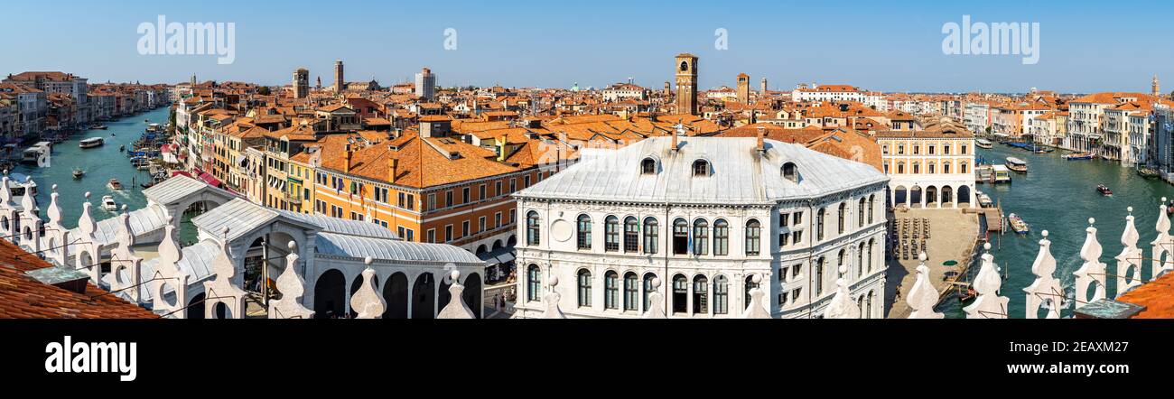 180-Grad-Panorama des Canal Grande und der Skyline von Venedig von der Terrasse des Fondaco dei Tedeschi, Venedig, Italien Stockfoto