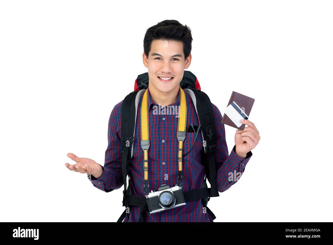 Junger schöner asiatischer Mann mit Pass und Kreditkarte genossen Urlaub als Rucksacktourist isoliert auf weißem Studiohintergrund Stockfoto Junger schöner asiatischer Mann mit Pass und Kreditkarte genossen Urlaub als Rucksacktourist isoliert auf weißem Studiohintergrund Stockfoto