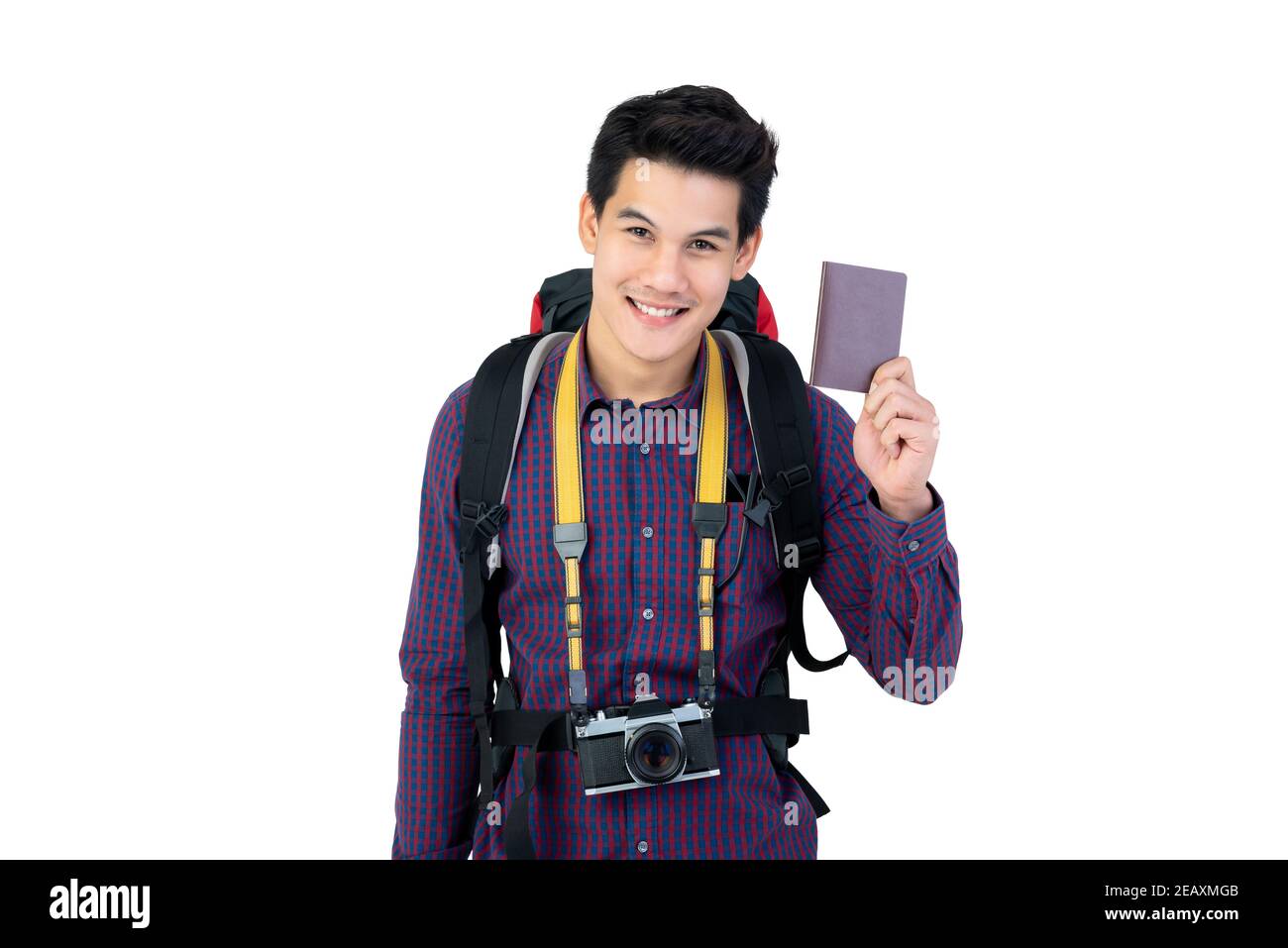 Junge gut aussehende asiatische Mann hält Pass genießen mit Urlaub als Der Backpacker isoliert auf weißem Studiohintergrund Stockfoto Junge gut aussehende asiatische Mann hält Pass genießen mit Urlaub als Der Backpacker isoliert auf weißem Studiohintergrund Stockfoto