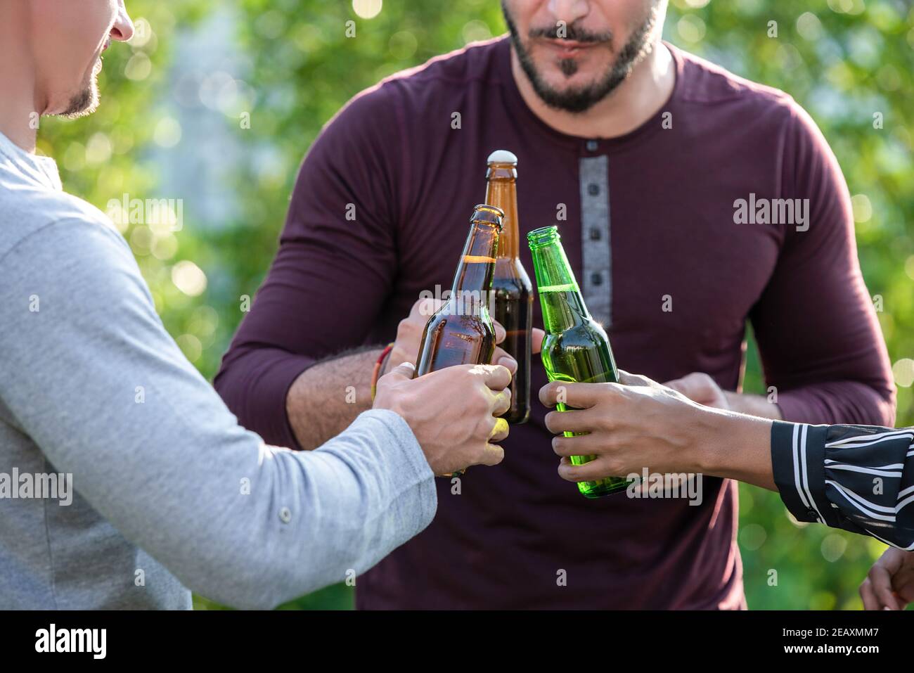 Gruppe von Freunden, die an ihrem Wochenende im Freien Alkohol trinken Im Garten Stockfoto