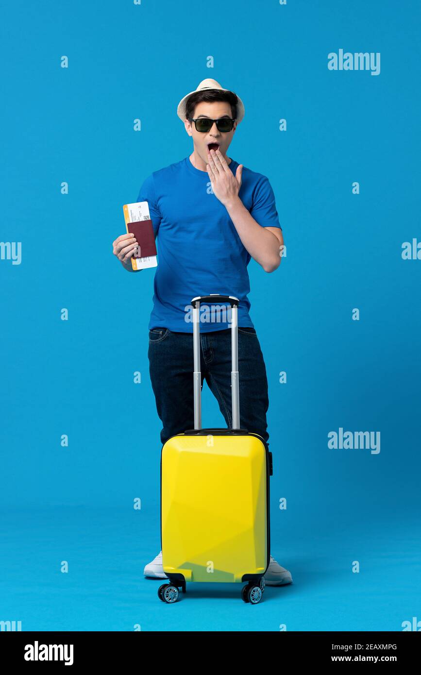 Attraktiver amerikanischer Tourist, der mit seiner isolierten Reise aufgeregt ist Auf blauem Studiohintergrund Stockfoto Attraktiver amerikanischer Tourist, der mit seiner isolierten Reise aufgeregt ist Auf blauem Studiohintergrund Stockfoto