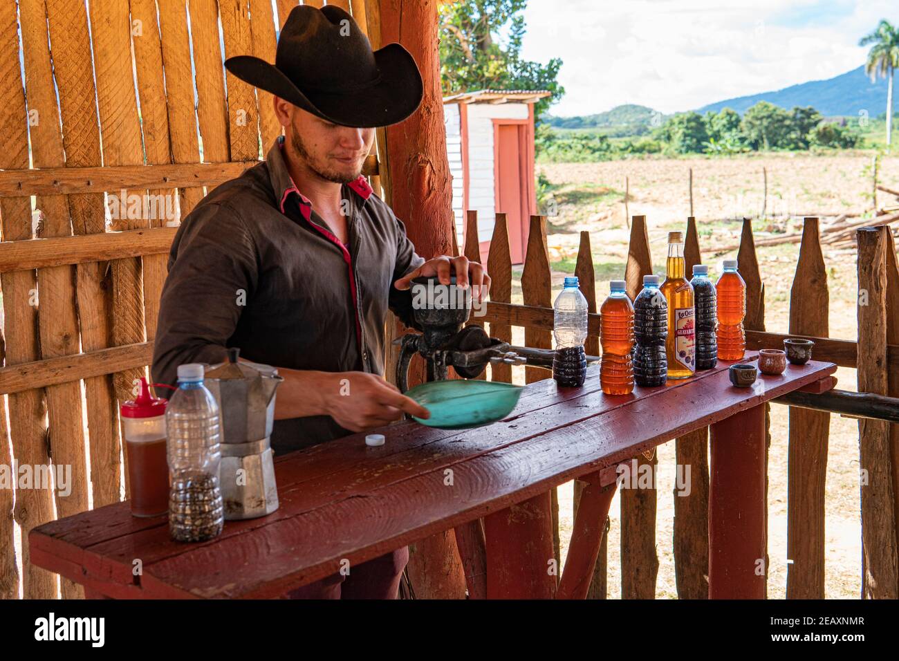 Kubaner in einem Cowboyhut grinst Kaffee. Dorf Vinales, Kuba. 26. November 2019 Stockfoto