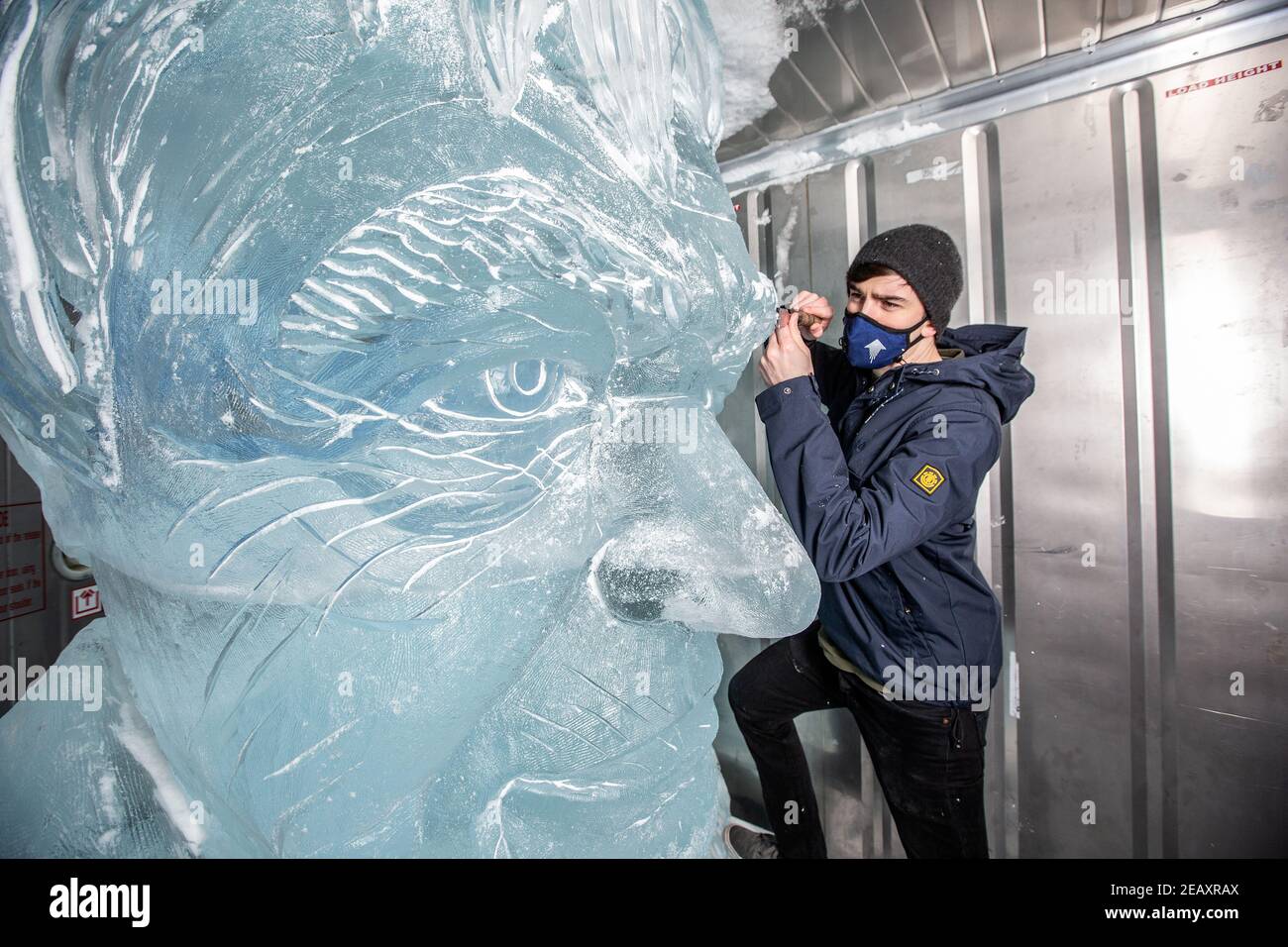 Sam Swanborough von Hamilton Sculptors macht ‘TENZING einen letzten Schliff Nehmen Sie Aktion’ Eis Skulptur von Sir David Attenborough zu demonstrieren Arktische Schmelze Stockfoto