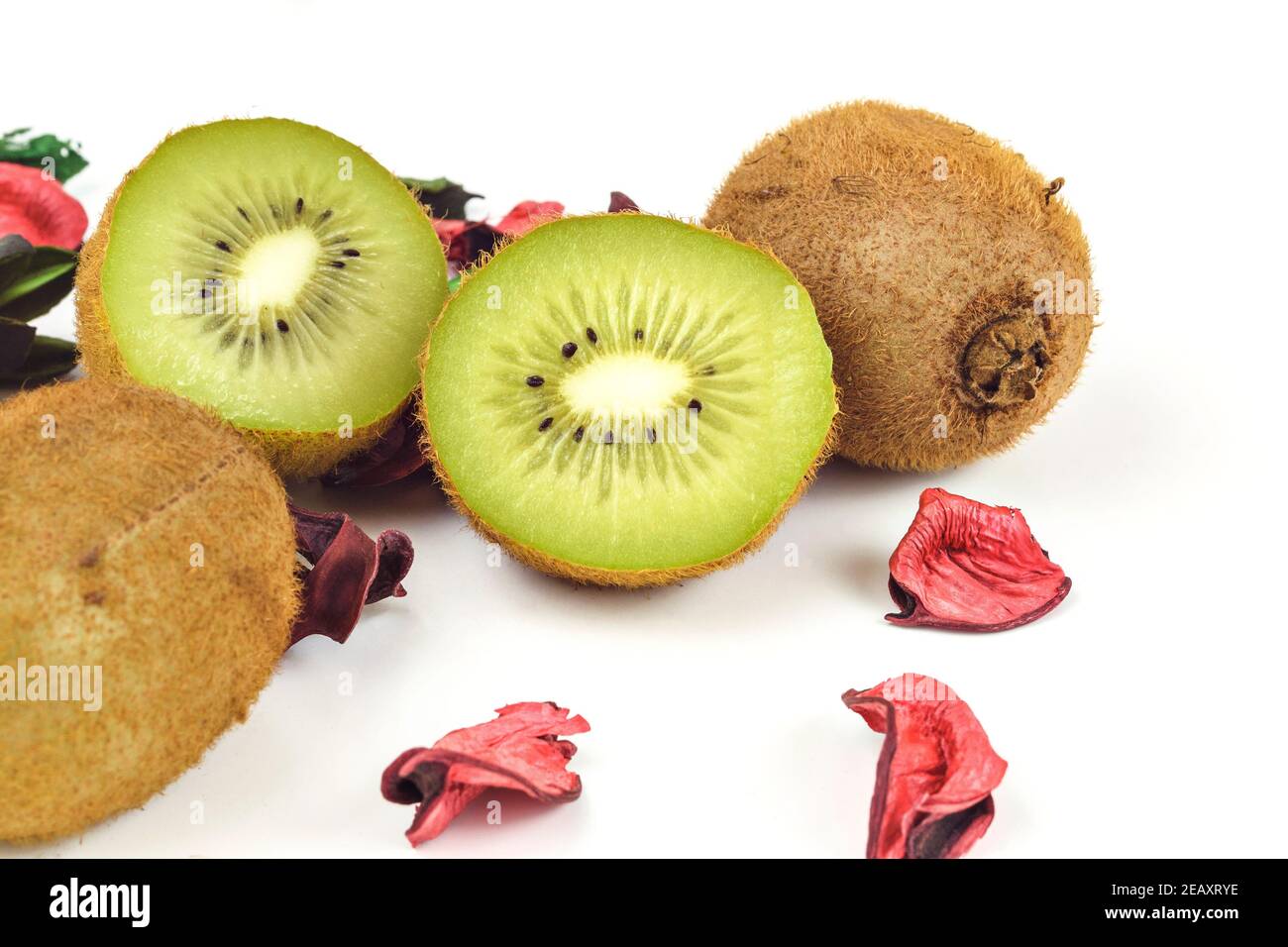 Frische grüne reife Kiwi Obst ganz und in Scheiben geschnitten Stockfoto